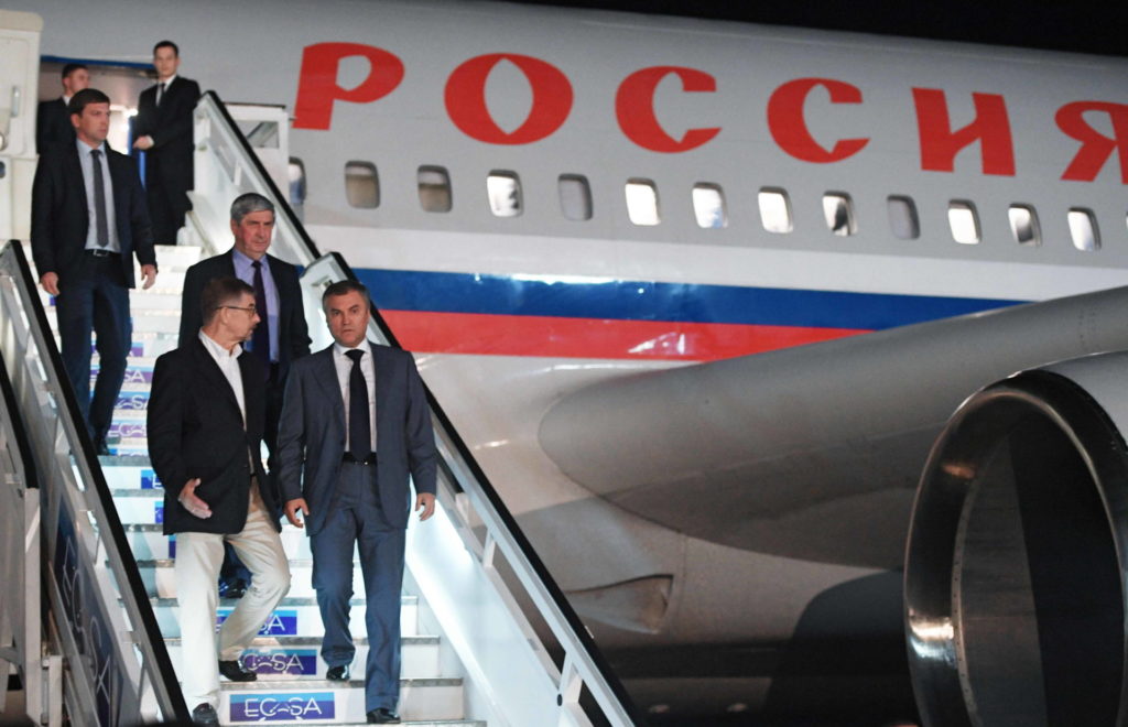 2982321 29.11.2016 Председатель Государственной Думы РФ Вячеслав Володин (справа) в аэропорту имени Хосе Марти в Гаване после прилета на Кубу для участия в траурных мероприятиях по случаю кончины лидера кубинкой революции Фиделя Кастро. Слева – посол РФ в Республике Куба Михаил Камынин. Михаил Воскресенский/РИА Новости