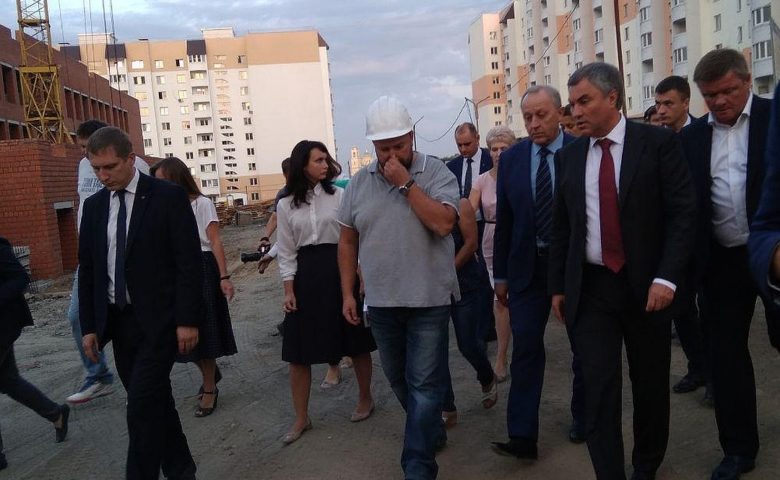 Председатель ГД посетил строительную площадку школы в Солнечном-2
