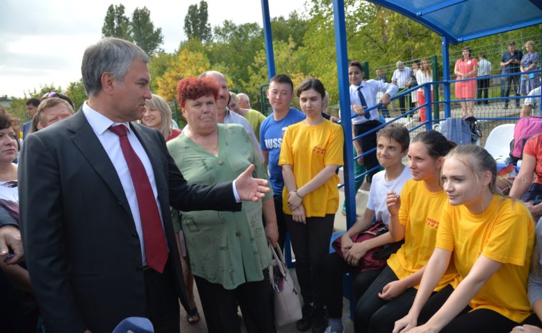 Председатель Государственной Думы осмотрел спортплощадку школы №39 Комсомольского поселка