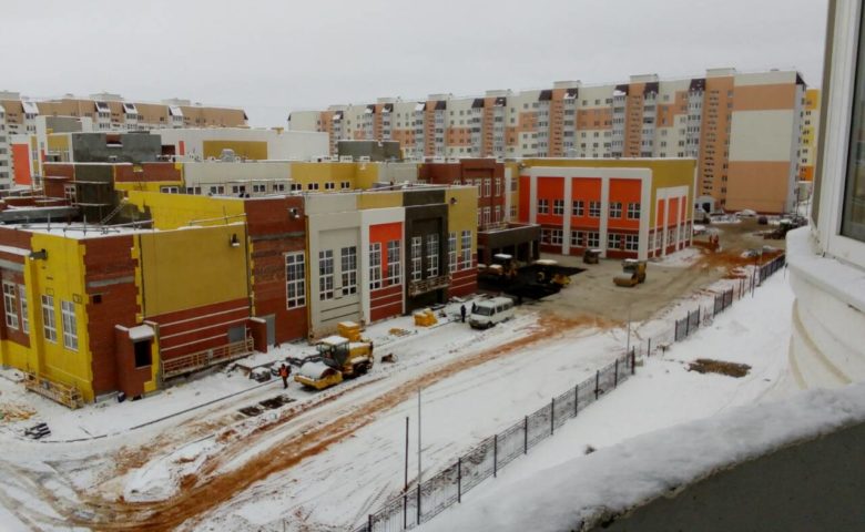 Родители помогают в завершении работ в новой школе поселка Солнечный-2