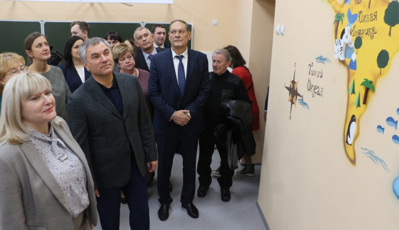 В энгельсском лицее Председатель Государственной Думы предложил поднять зарплату библиотекарю с 23-летним стажем