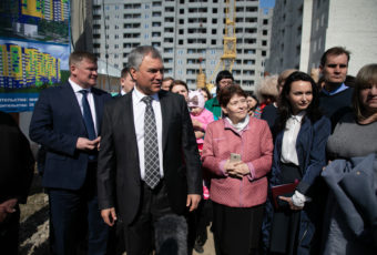 Вячеслав Володин посетил строительную площадку многоэтажного дома в Елшанке