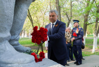 Возложение цветов к памятнику Марины Расковой