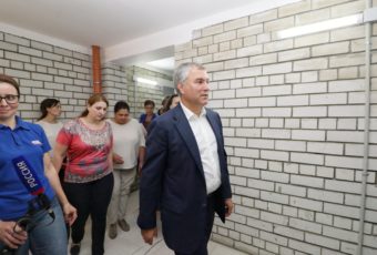 Строительная площадка дома для переселенцев в Елшанке