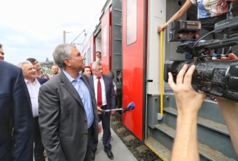 Вячеслав Володин осмотрен перрон остановки электрички у аэропорта Гагарин