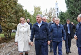 Вячеслав Володин осмотрел строительство школьного бассейна в поселке Романовка