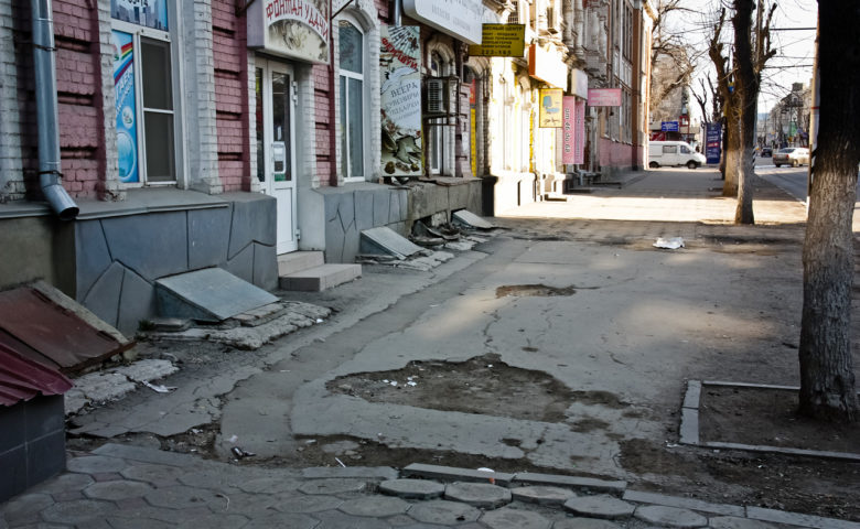 В Саратове отремонтировали тротуары на 32 участках