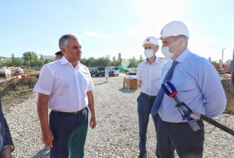 На стройплощадке Областного клинического онкологического диспансера побывал Вячеслав Володин
