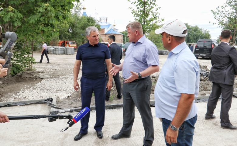 Вячеслав Володин осмотрел ход реконструкции сквера им. М.Расковой