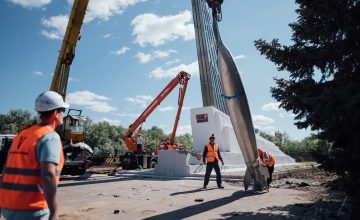 В Парке покорителей космоса начались работы по установке «Стены славы»