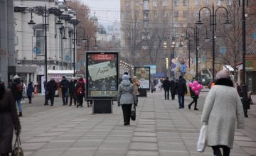 На проспекте Кирова убирают рекламные щиты