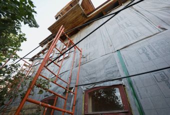 У дома Александровского заканчиваются фасадные работы