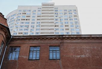 Володин: весь город испохабили высотками без школ, поликлиник, парковок