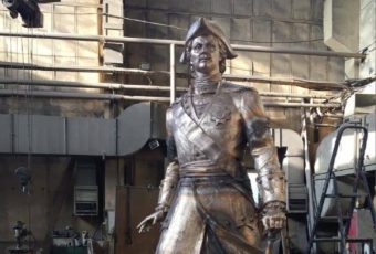 В сквере перед Речным вокзалом началась установка памятника Петру I