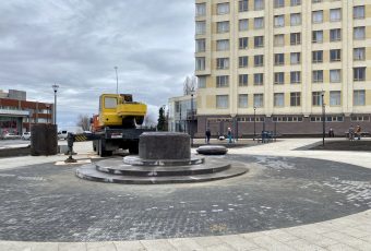 Началась установка гранитного постамента под памятник Петру 1 на Набережной Саратова