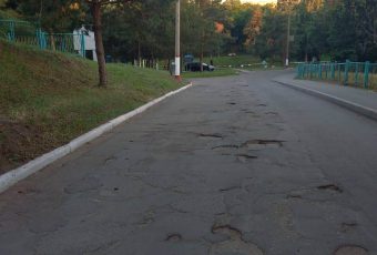 Разбитую дорогу в Шиханах отремонтируют