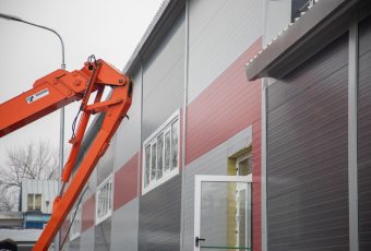 В Елшанке завершается строительство круглогодичной ледовой арены