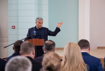 Володин: власть – это не в президиуме сидеть и на машине ездить