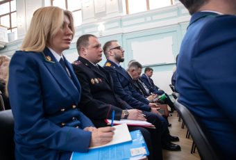 Володин – местным чиновникам: около 300 аварийных домов расселено в Заводском районе, почему не строите там?