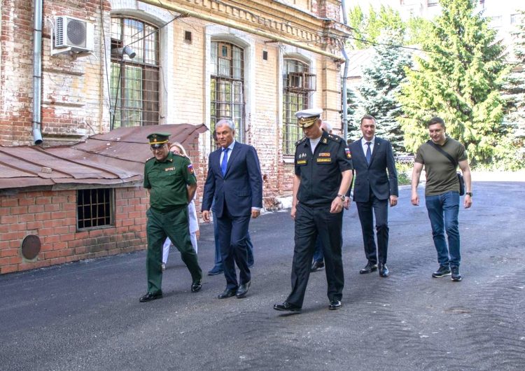 Володин посетил военный госпиталь №428 в Саратове