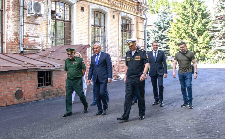 Володин посетил военный госпиталь №428 в Саратове