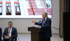 «Выставили зонтики на набережной, а их ветром унесло…»