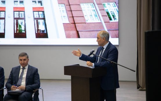 «Выставили зонтики на набережной, а их ветром унесло…»