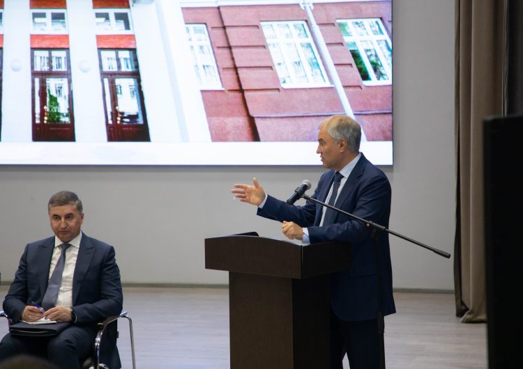 «Выставили зонтики на набережной, а их ветром унесло…»