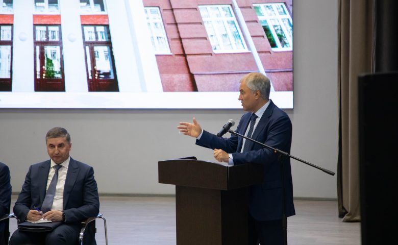 «Выставили зонтики на набережной, а их ветром унесло…»