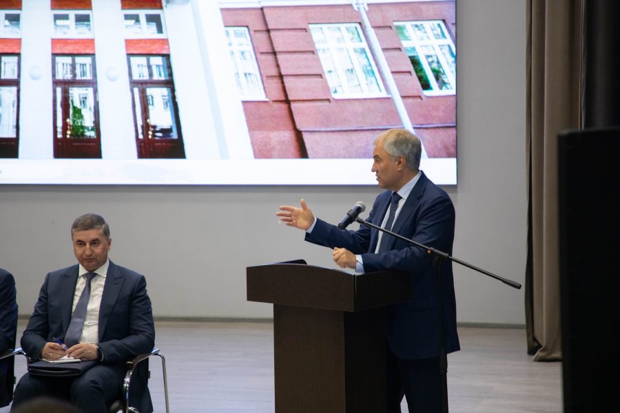 «Выставили зонтики на набережной, а их ветром унесло…»