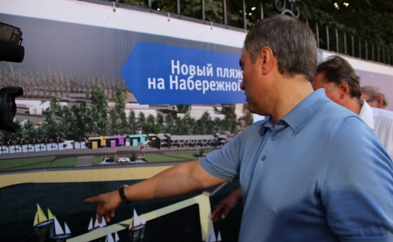 Осмотр Вячеславом Володиным ремонтных работ на улице Волжской
