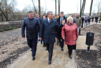 Председатель ГД в городском парке Вольска: «В июле можно и гостей принимать здесь»