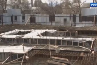 Многоэтажный дом для переселенцев из аварийного жилья возводится в Елшанке