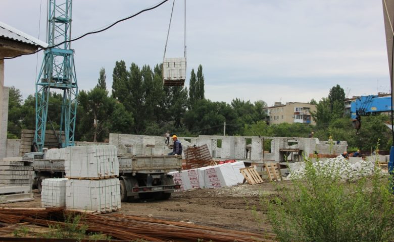 В Елшанке многоэтажку для переселенцев из бараков строят с опережением графика