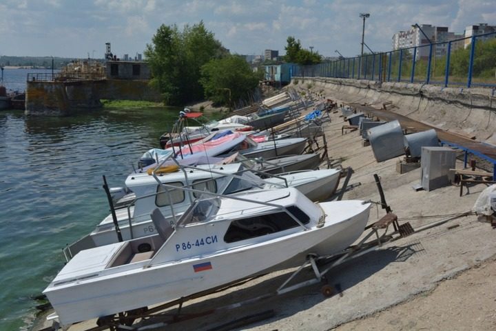 Лодочники переехали с набережной и обустраивают новую базу в Улешах
