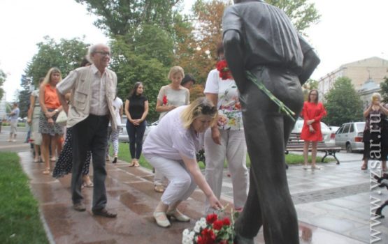 В день рождения Олега Табакова несут цветы к его памятнику в Саратове