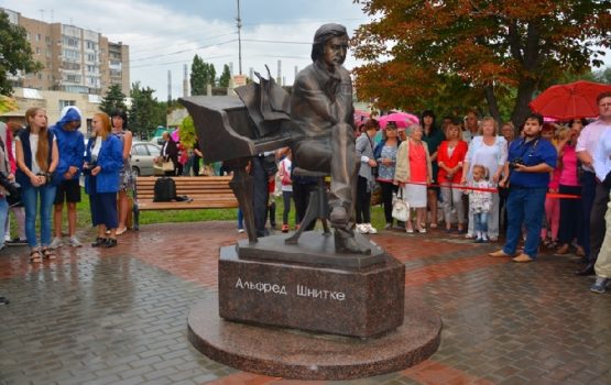 В Энгельсе открыли памятник мировому композитору