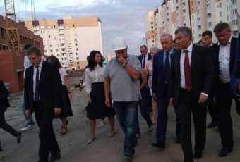 Председатель ГД посетил строительную площадку школы в Солнечном-2
