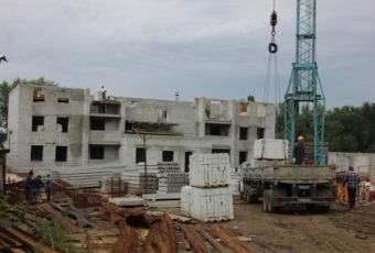 Недостатки в графике строительства дома в Елшанке отметил Николай Панков