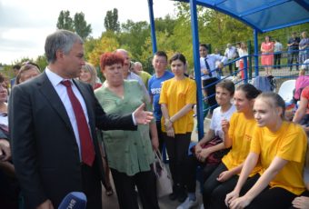 Председатель Государственной Думы осмотрел спортплощадку школы №39 Комсомольского поселка