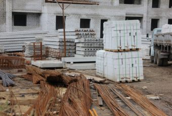 На какой стадии строительство многоэтажки для переселенцев из аварийного жилья в Елшанке?