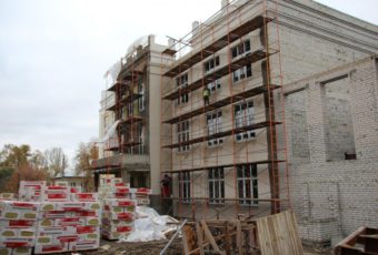 Вячеслав Володин призвал подрядчиков «не рисковать» на школьных стройках