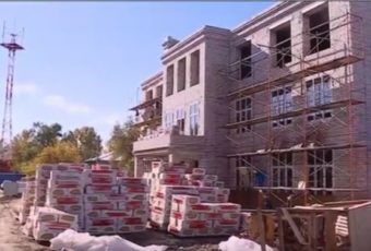 Особое внимание уделяется стройплощадкам социальных объектов в Саратове