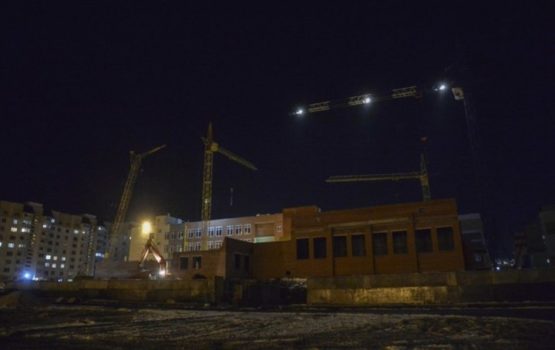 Радаев поручил составить план по увеличению числа рабочих на стройке школы в Солнечном-2