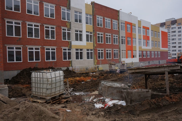 Губернатор поручил подрядчику достроить корпуса школы в Солнечном-2 к концу декабря