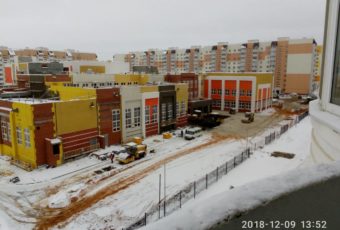 Родители помогают в завершении работ в новой школе поселка Солнечный-2