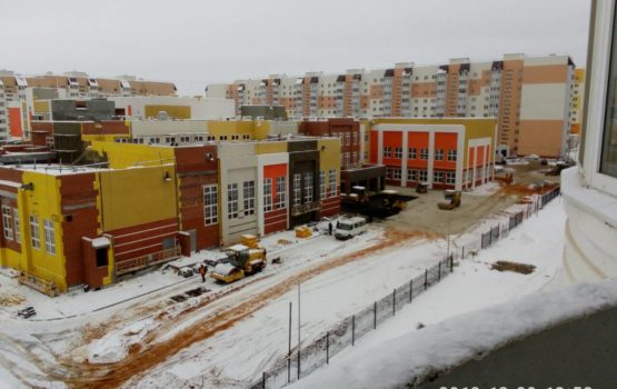Родители помогают в завершении работ в новой школе поселка Солнечный-2