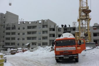 Снегопад им не помеха: В поселке Елшанка продолжается большая стройка