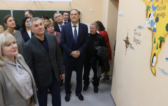 В энгельсском лицее Председатель Государственной Думы предложил поднять зарплату библиотекарю с 23-летним стажем