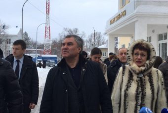 Вячеслав Володин осматривает пристройку к 89-й гимназии